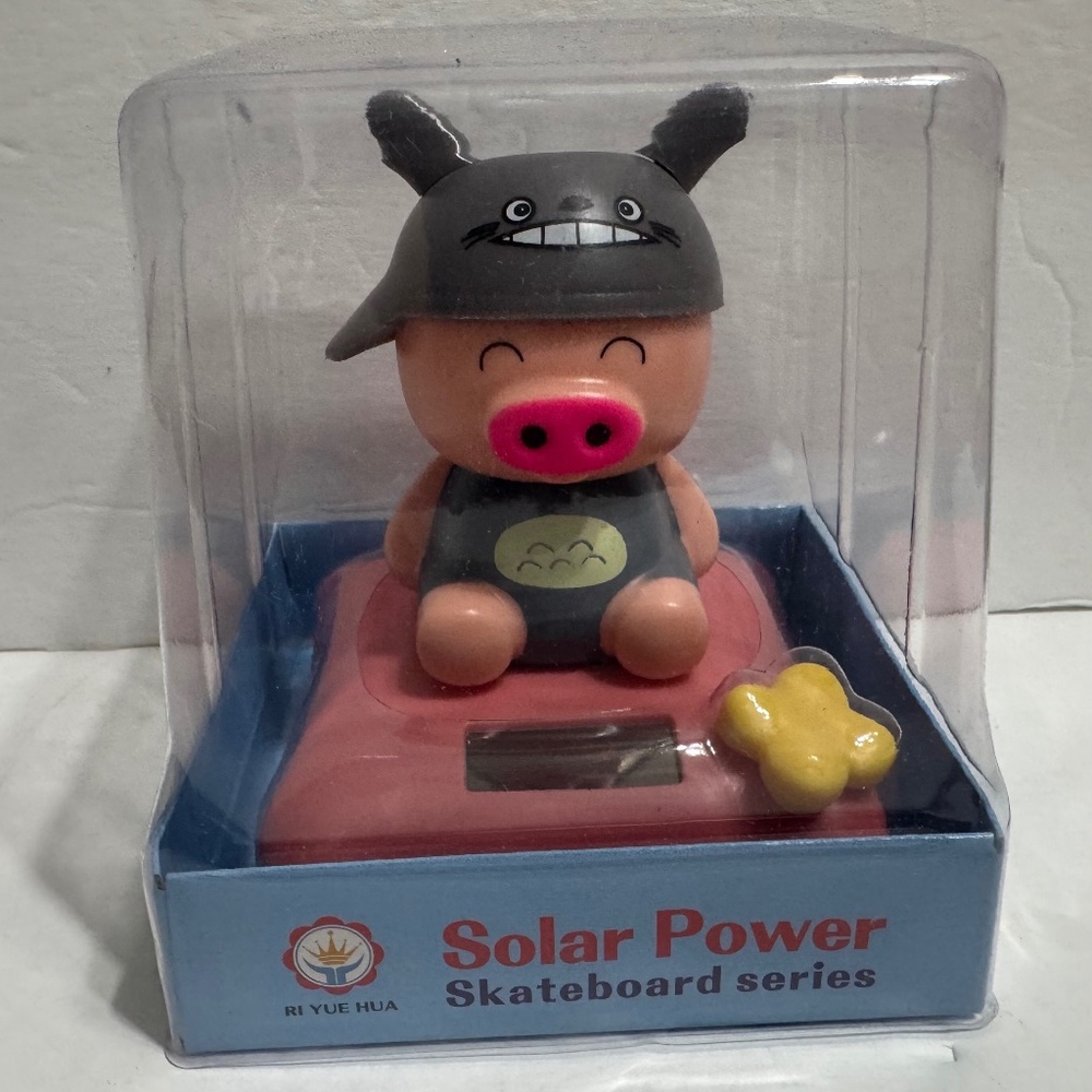 Solar power piggy on grey hat,New
